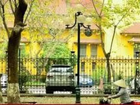Ngắm con đường lãng mạn nhất Hà Nội rực vàng mùa sấu thay lá