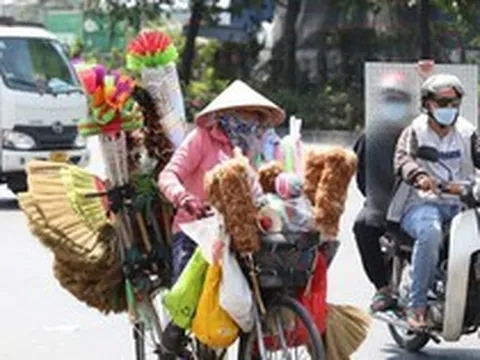 Quay quắt mưu sinh dưới trời nắng nóng như đổ lửa ở TPHCM