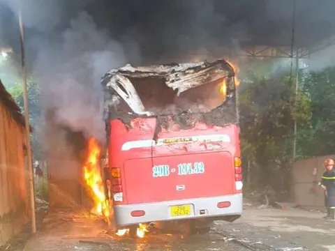 CLIP: Xe khách cháy ngùn ngụt khói lửa bốc cao hàng chục mét