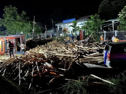 Xe tải lật vào nhà dân đang tổ chức sinh nhật, 6 người bị thương