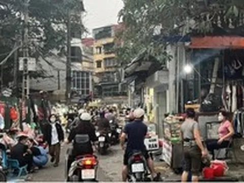 Chợ cóc ngang nhiên lấn chiếm vỉa hè và lòng đường ở Hà Nội