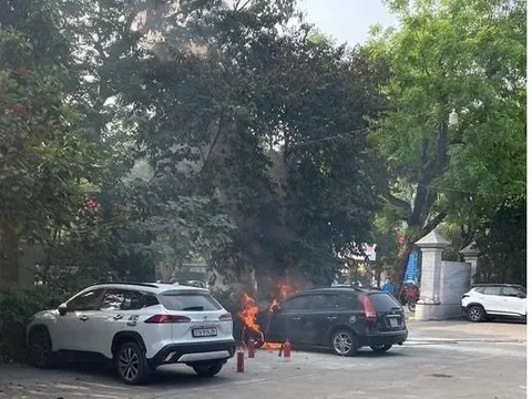 Nghệ An: Xe ô tô đỗ ở sân công ty bất ngờ bốc cháy