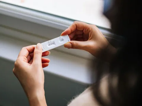 COVID-19 có thể 'ẩn mình' khi xét nghiệm tại nhà: Chuyên gia chỉ cách xét nghiệm đúng