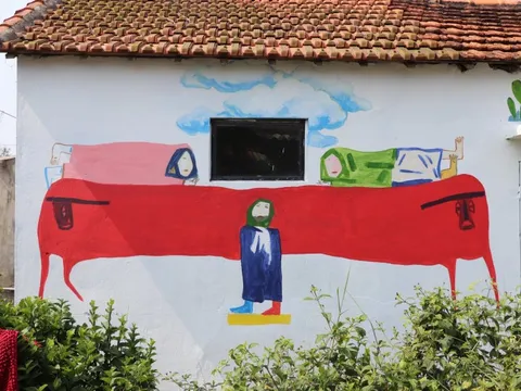 Clip: Dân chê họa sĩ vẽ tranh ở làng bích họa xấu, đòi xóa bỏ