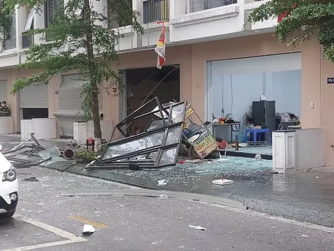 Nổ bình gas "thổi bay" 2 xe máy ở chung cư