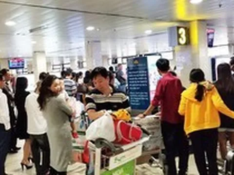Khách tới sân bay Tân Sơn Nhất phải chờ lấy hành lý hơn 1 tiếng