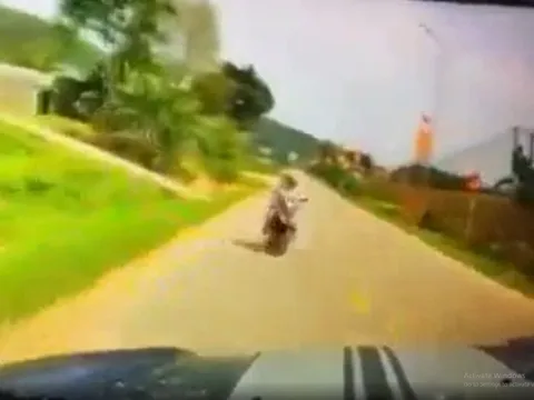 Xe bán tải lấn làn tông xe máy khiến 2 phụ nữ tử vong