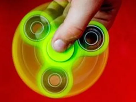 Món đồ chơi kỳ lạ được săn lùng như vàng, khiến hàng loạt nhà máy Trung Quốc bỏ hết cả phụ kiện iPhone để chạy theo chỉ sau 1 đêm