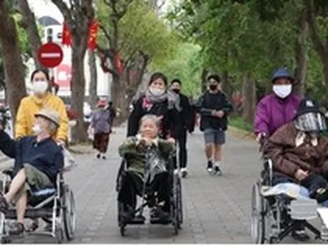 Người Hà Nội lôi áo rét ra mặc giữa mùa hè