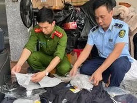 Hà Nội: Phá kho hàng thời trang nhái nhãn hiệu nổi tiếng, chuyên "chốt đơn" qua livestream