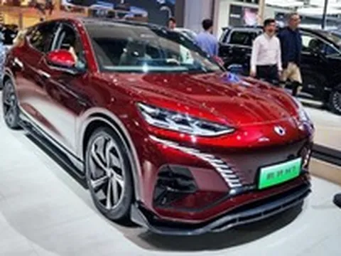 Ra mắt xe điện hạng sang, hãng xe 'con lai' của BYD và Mercedes nhận 10.000 đơn hàng chỉ trong 7 ngày dù...chưa công bố giá