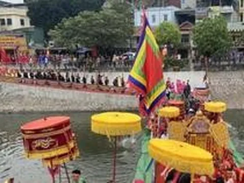 Người Hà Nội nô nức đến chùa Láng xem rước kiệu Thánh qua sông Tô Lịch