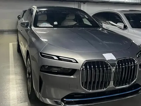 Ảnh thực tế BMW i7 2023 đầu tiên Việt Nam: Xe BMW có kích thước khổng lồ nhất, chưa 'full option' nhưng mạnh hơn EQS bản đắt nhất