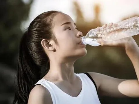 Kiểu bổ sung nước vào mùa hè nguy hiểm có thể gây sốc nhiệt, đột quỵ rất nhanh