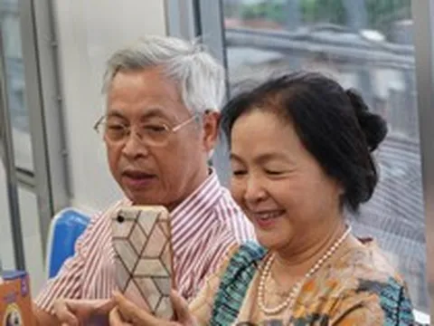 Người dân TP HCM hào hứng trải nghiệm tàu metro