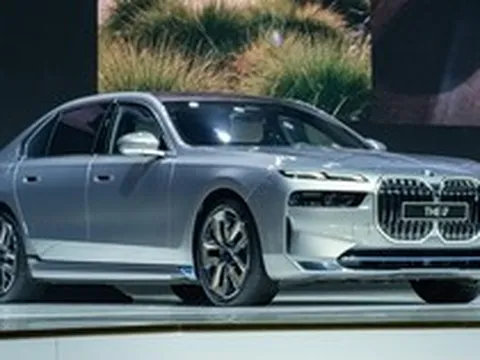 BMW i7, X7, 7-Series và 8-Series mới đồng loạt ra mắt Việt Nam: Giá từ 5,2 tỷ đồng, dồn áp lực lên Mercedes và Audi