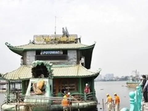 Chủ phương tiện không hợp tác khi bị cưỡng chế, tháo dỡ du thuyền trên Hồ Tây