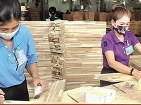 Doanh nghiệp ngành gỗ “ăn đong” từng đơn hàng