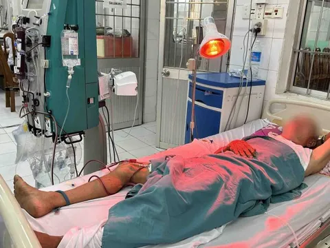 Một người tử vong, 5 người đi cấp cứu sau khi uống rượu tại đám tang