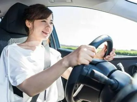 Phụ nữ nên học bằng lái xe ô tô loại gì để phù hợp và 10 bí quyết để chị em chắc tay lái