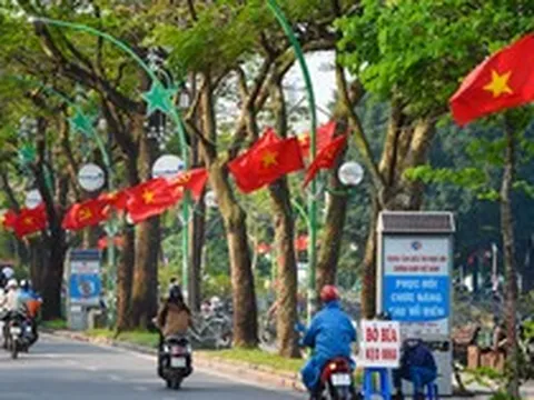Đường phố Thủ đô rực rỡ cờ đỏ sao vàng chào mừng 48 năm ngày Giải phóng miền Nam