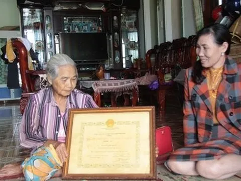 Người mẹ Tây Nguyên nuôi giấu bộ đội trong buôn làng