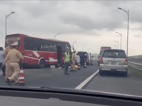 Xe khách va chạm xe quét đường trên cao tốc, 4 người bị thương