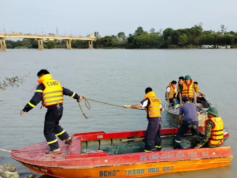 Bỏ lại xe đạp và đôi dép trên cầu, nam thanh niên nhảy sông tự tử