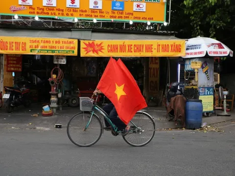 Đường phố TP HCM rực rỡ cờ hoa mừng ngày thống nhất