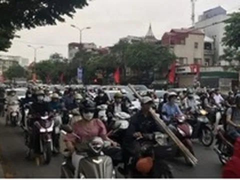 Dòng người ùn ùn rời Hà Nội bắt đầu kỳ nghỉ lễ kéo dài 5 ngày