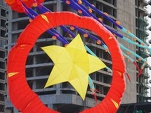 Biển Đà Nẵng sôi động đón khách dịp lễ 30/4 - 1/5