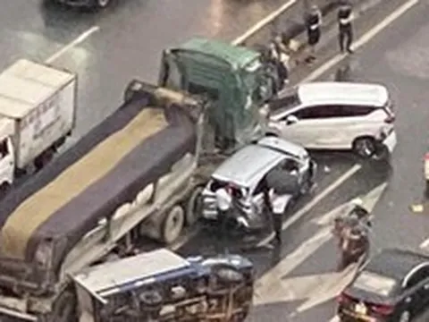 Hà Nội: 5 ô tô tông liên hoàn, đường vành đai 3 trên cao ùn tắc kéo dài