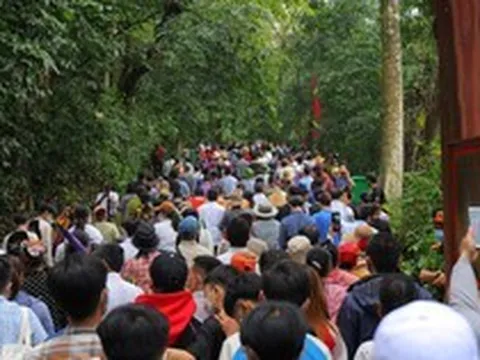 Ảnh: Dòng người ken cứng tại Đền Hùng trong ngày giỗ Tổ