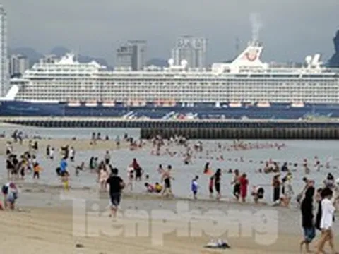 Vì sao bãi tắm Hạ Long thưa vắng trong ngày đầu nghỉ lễ?