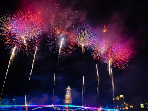 Biển người xem bắn pháo hoa mừng ngày Giỗ Tổ Hùng Vương