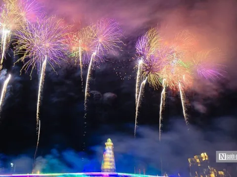 Ngắm pháo hoa rực sáng bầu trời dịp giỗ Tổ Hùng Vương