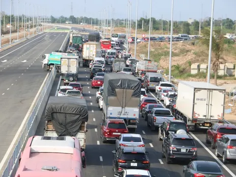 Tuyến cao tốc Dầu Giây - Phan Thiết ùn ứ ngày thông xe