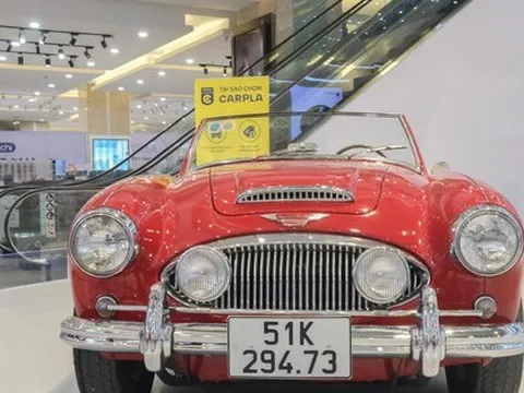 Bộ ba xe cổ hạng sang trưng bày tại Hà Nội
