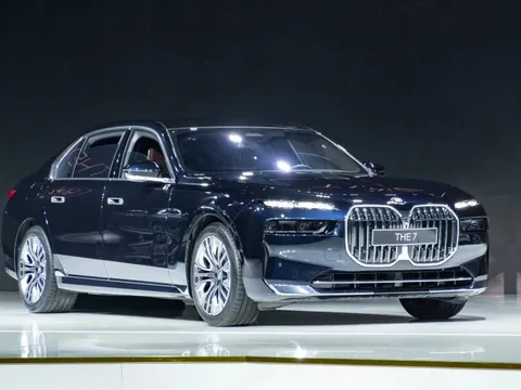 Ảnh thực tế BMW 7-Series 2023 giá từ 5,2 tỷ đồng tại Việt Nam: Nhiều màn hình, các chi tiết kiểu 3D, có điểm ‘học’ từ S-Class
