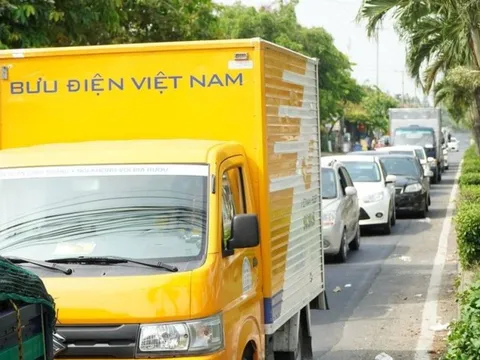 Ngày đầu kỳ nghỉ lễ, hướng về miền Tây đông nghẹt ùn ứ cục bộ