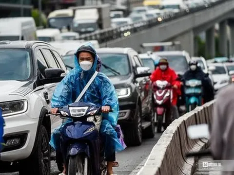 Hà Nội: Người dân bì bõm "đội mưa" về quê ngày đầu nghỉ lễ 30/4 - 1/5