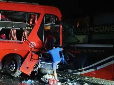 Hai xe khách tông nhau trên cao tốc, 1 người chết, nhiều người bị thương