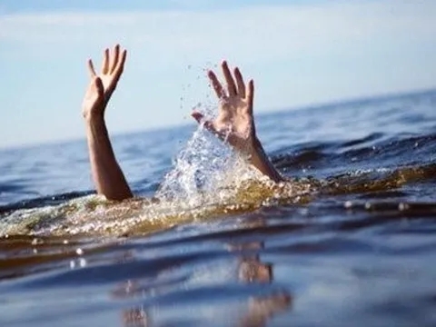 Đi hóng mát cùng bà, 3 cháu bé chết đuối thương tâm