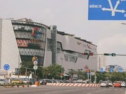 Nắng nóng, người dân TP HCM ngại ra đường