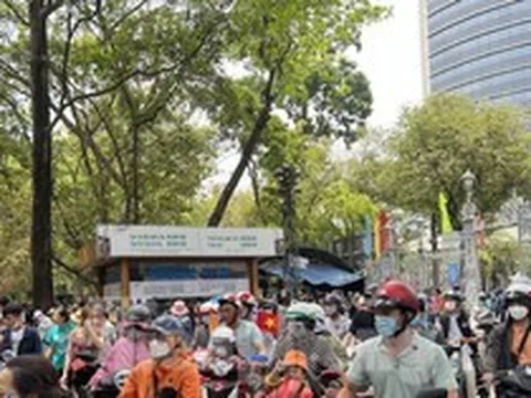 Giữa trưa 30/4, đông nghịt người vào Thảo Cầm Viên