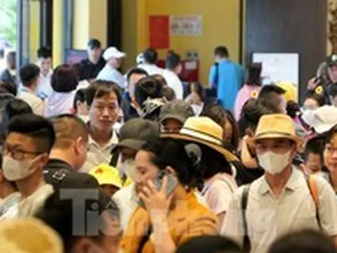 Nghẹt thở, chen chân mua vé du lịch vịnh Hạ Long