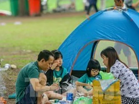 Hàng nghìn người đổ về công viên Yên Sở cắm trại trong ngày nghỉ lễ