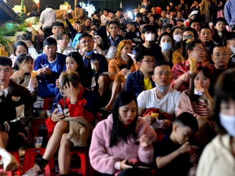 Chợ đêm Đà Lạt chật kín du khách ngày đầu nghỉ lễ 30-4 và 1-5