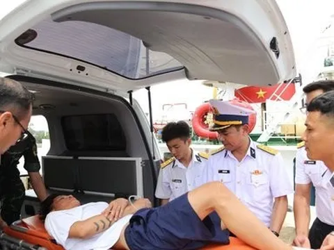 Đưa 2 ngư dân tỉnh Bình Thuận bị bệnh về bờ an toàn