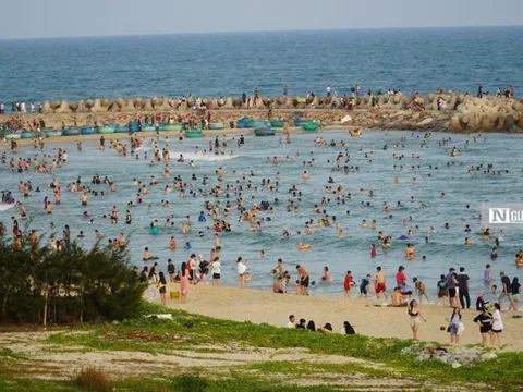 Hàng ngàn khách du lịch đến nghỉ dưỡng các khu du lịch ở Mũi Né